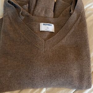 Old Navy Women's V-Neck Sweater in Taupe